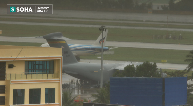 Siêu vận tải cơ Boeing C-17 Globemaster III chở đoàn tiền trạm Mỹ dự APEC hạ cánh xuống Đà Nẵng - Ảnh 10.