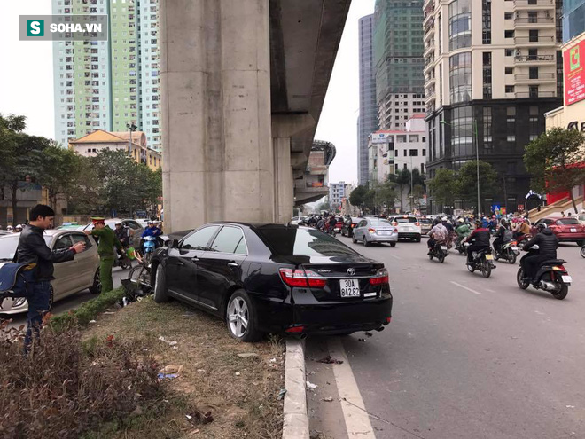 Ô tô đâm liên hoàn 4 xe máy, lao đầu vào cột công trình đường sắt trên cao - Ảnh 1.