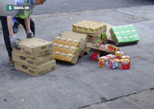 Bị vứt ngoài bãi rác, 42.000 gói snack khoai tây hết hạn sử dụng được người dân lấy sạch - Ảnh 1.