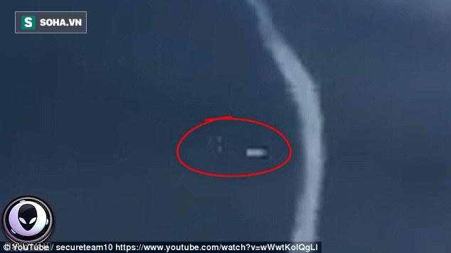 Người dân bất ngờ ghi lại được cảnh UFO bay quanh vòi rồng ở Algeria - Ảnh 1.