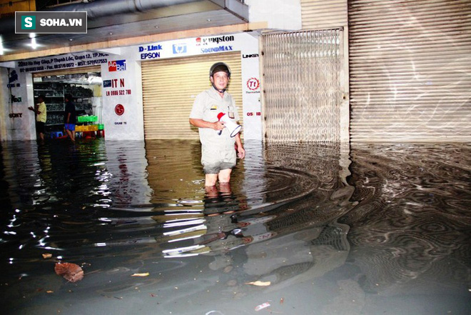 Tuột nắp cống, nhiều hộ dân ở Sài Gòn “khóc ròng” trong đêm - Ảnh 5.