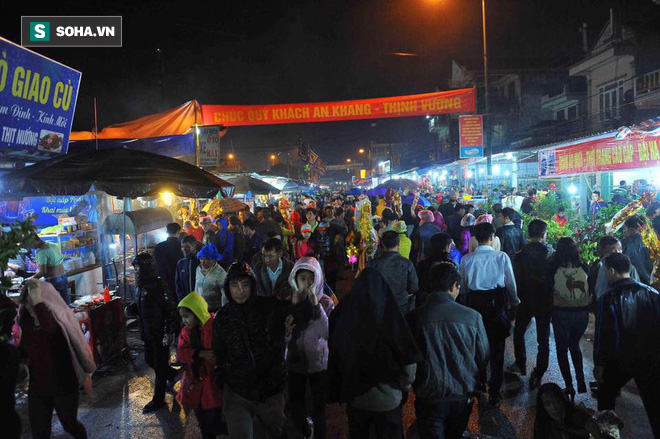 Tắc đường hàng km, người dân đội mưa rét đi chợ Viềng - Ảnh 10.