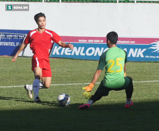 Công Phượng đói bóng trong ngày HAGL đại thắng - Ảnh 2.