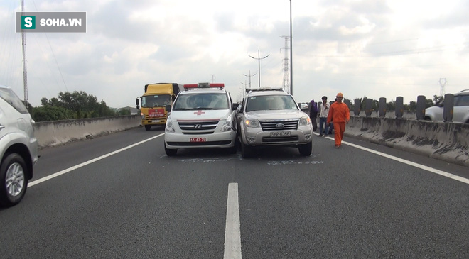 TP.HCM: Tránh chó chạy rông trên cao tốc Trung Lương, xe cứu thương và 2 ô tô gặp nạn - Ảnh 1.