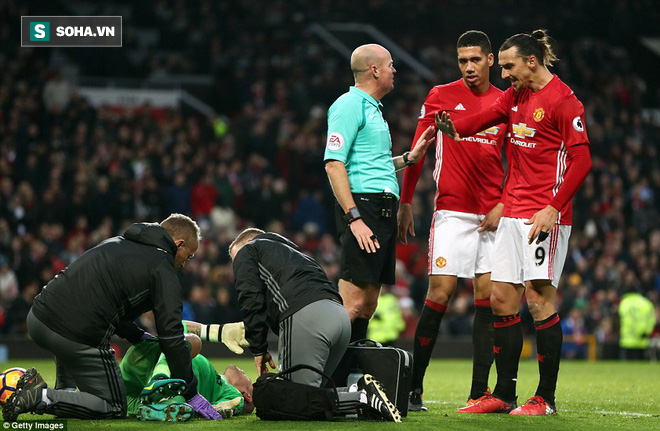 Khoe tài điều binh, Mourinho hoảng vía ngay trên Old Trafford - Ảnh 12.