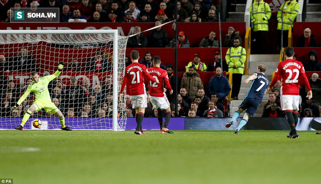 Khoe tài điều binh, Mourinho hoảng vía ngay trên Old Trafford - Ảnh 2.