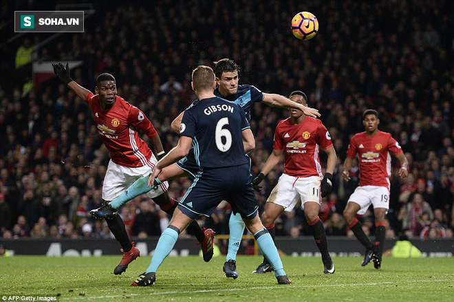 Khoe tài điều binh, Mourinho hoảng vía ngay trên Old Trafford - Ảnh 3.