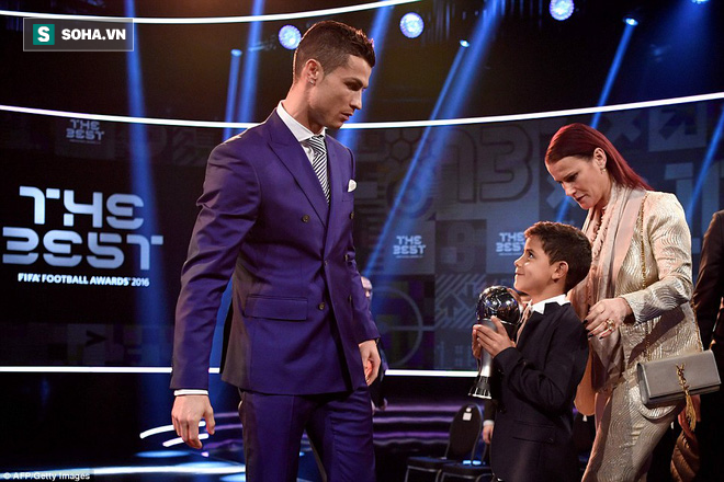 Nhận giải thưởng lớn, Ronaldo tranh thủ cạnh khóe Messi - Ảnh 1.