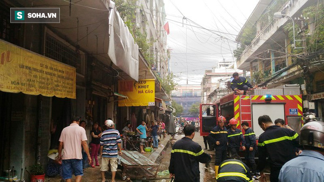 Nhiều người tháo chạy khỏi chung cư cháy ngùn ngụt ở Sài Gòn - Ảnh 3.
