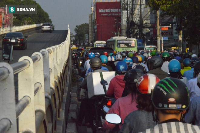 Ô tô 7 chỗ tông hàng loạt xe máy, 3 người bị thương, giao thông tê liệt - Ảnh 3.