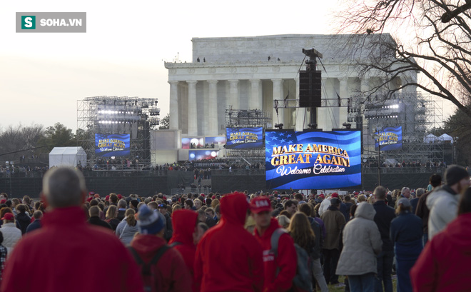 Từ Washington DC: Hàng ngàn người không ngủ ở National Mall chờ tân Tổng thống - Ảnh 1.