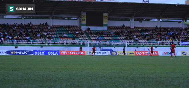 Sân Pleiku gặp sự cố bất ngờ, trận HAGL vs Hải Phòng phải tạm dừng - Ảnh 1.