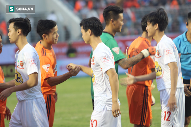 Công Phượng bất lực, hoang mang trong ngày trở lại V-League - Ảnh 1.