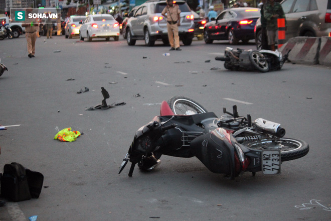 Chùm ảnh: 8 xe máy nằm la liệt trên đường sau vụ tai nạn - Ảnh 4.