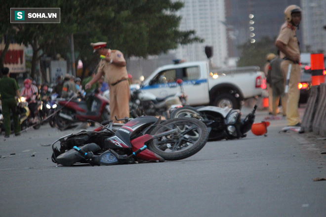 Chùm ảnh: 8 xe máy nằm la liệt trên đường sau vụ tai nạn - Ảnh 8.