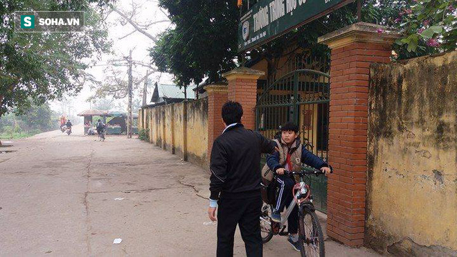Nam thanh niên rủ 2 bé gái đi mua kẹo ngay cổng trường tiểu học - Ảnh 2.