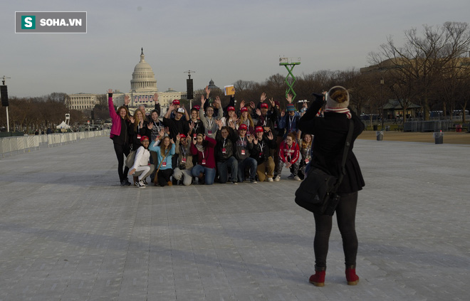 Từ Washington DC: Hàng ngàn người không ngủ ở National Mall chờ tân Tổng thống - Ảnh 3.