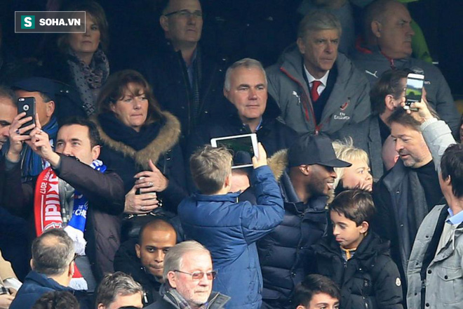 Cái quay lưng từ CĐV Chelsea và gương mặt lạnh lùng của Arsene Wenger - Ảnh 1.