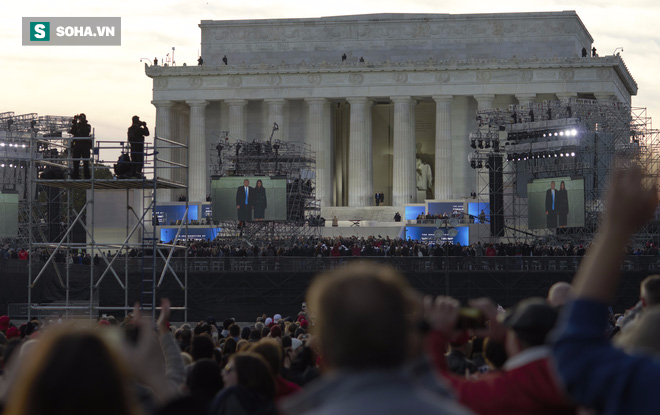 Từ Washington DC: Hàng ngàn người không ngủ ở National Mall chờ tân Tổng thống - Ảnh 2.