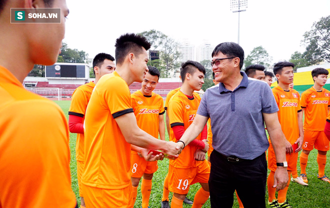 U23 Việt Nam nhận lì xì, Hữu Thắng mong lập cạ cứng với HLV Hoàng Anh Tuấn - Ảnh 2.