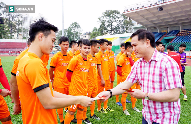 U23 Việt Nam nhận lì xì, Hữu Thắng mong lập cạ cứng với HLV Hoàng Anh Tuấn - Ảnh 3.