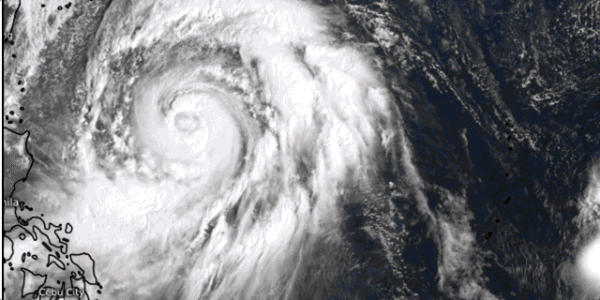 Cận cảnh siêu bão quái vật có mắt bão rộng hơn 80.000 m đang tấn công Nhật Bản - Ảnh 4.
