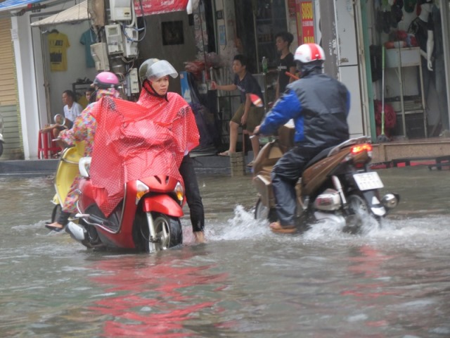 Các tỉnh miền Trung cấm biển, ứng phó khẩn cấp với bão số 4 - Ảnh 2.