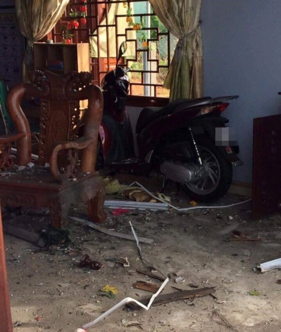 Hiện trường vụ nổ, nghi bị ném mìn tại Kon Tum: Nhà hàng xóm cách 10m cũng vỡ tan kính - Ảnh 3.