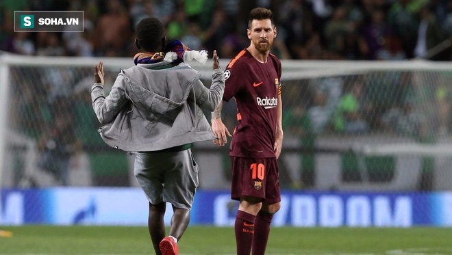 Trong tiếng gào thét Ronaldo từ khắp khán đài, fan cuồng lao vào hôn chân Messi - Ảnh 1.