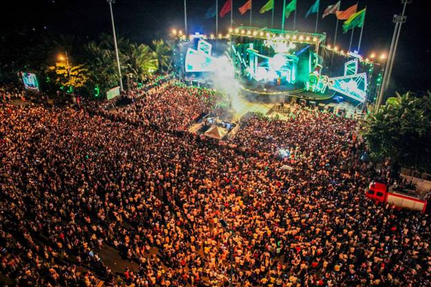 Bãi biển Vũng Tàu bùng nổ trong kỳ nghỉ lễ 2/9 - Ảnh 4. Bãi biển Vũng Tàu bùng nổ trong kỳ nghỉ lễ 2/9 - Ảnh 4.
