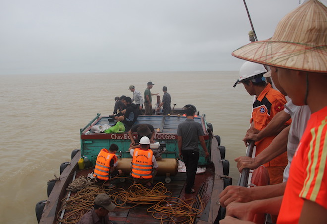 Boong tàu lật úp khá tối và nước đục, gây khó khăn cho thợ lặn tìm kiếm người - Ảnh 7.