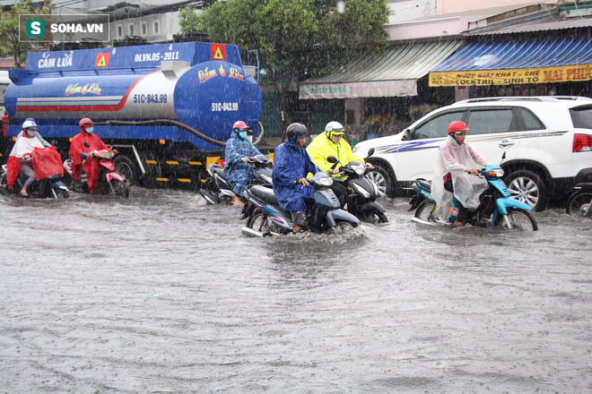 Người Sài Gòn bơi trong nước về nhà sau trận mưa lớn - Ảnh 1.