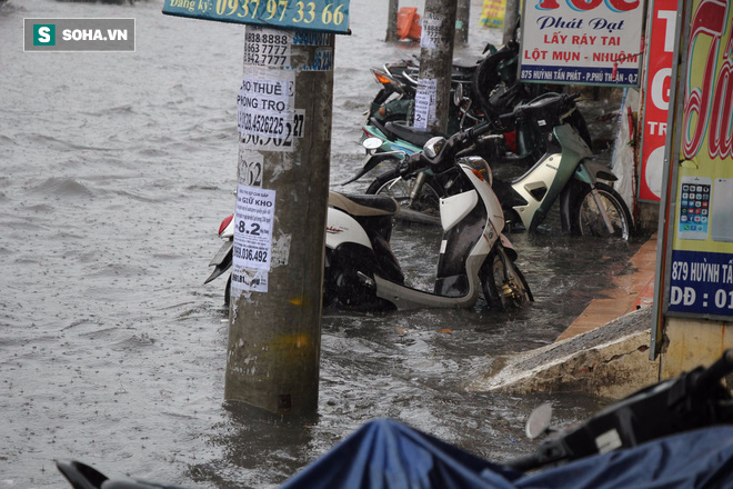 Người Sài Gòn bơi trong nước về nhà sau trận mưa lớn - Ảnh 10.
