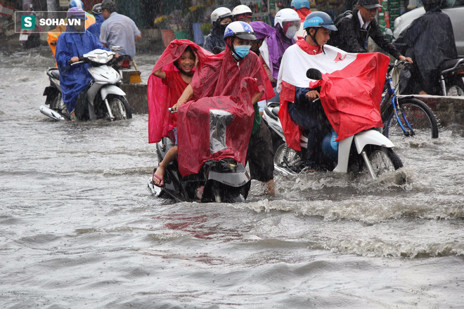 Người Sài Gòn bơi trong nước về nhà sau trận mưa lớn - Ảnh 3.