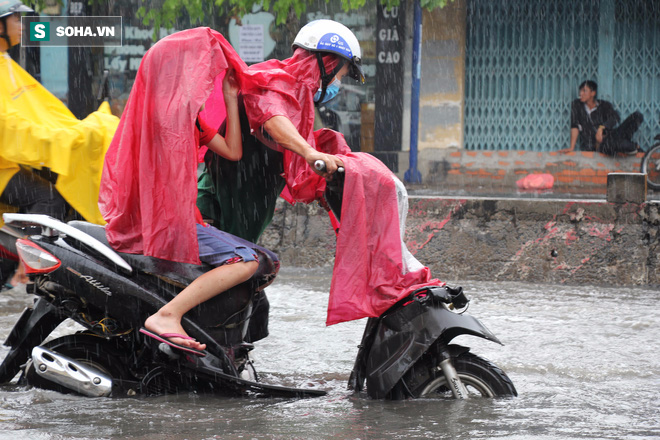 Người Sài Gòn bơi trong nước về nhà sau trận mưa lớn - Ảnh 4.