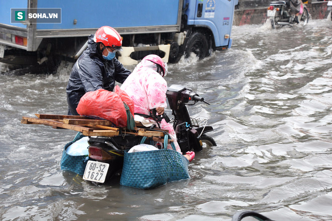 Người Sài Gòn bơi trong nước về nhà sau trận mưa lớn - Ảnh 6.