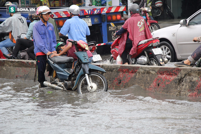 Người Sài Gòn bơi trong nước về nhà sau trận mưa lớn - Ảnh 7.