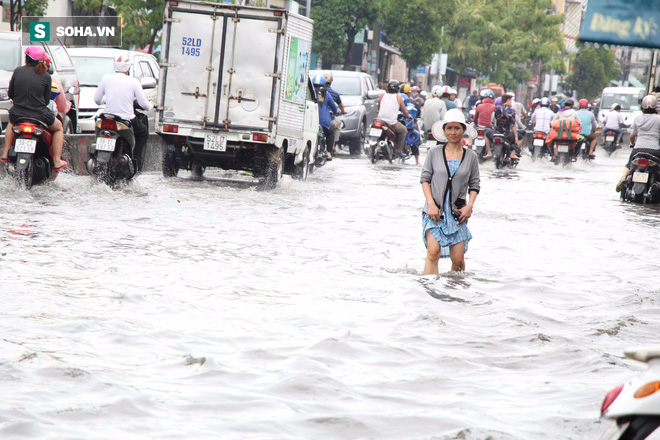 Người Sài Gòn bơi trong nước về nhà sau trận mưa lớn - Ảnh 8.