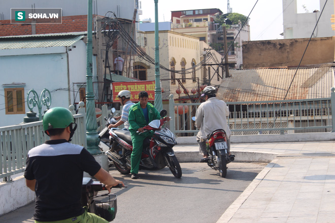 TP HCM: Cầu xây cho người đi bộ bị xe máy giành để... đi cho gần - Ảnh 7.