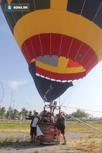 Chùm ảnh: Khinh khí cầu khổng lồ bay lượn trên bầu trời Đà Nẵng - Ảnh 4.