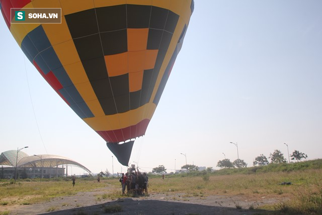 Chùm ảnh: Khinh khí cầu khổng lồ bay lượn trên bầu trời Đà Nẵng - Ảnh 2.