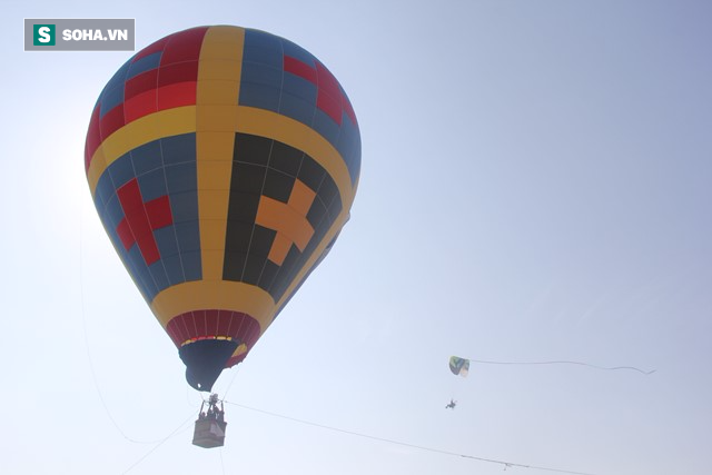 Chùm ảnh: Khinh khí cầu khổng lồ bay lượn trên bầu trời Đà Nẵng - Ảnh 3.