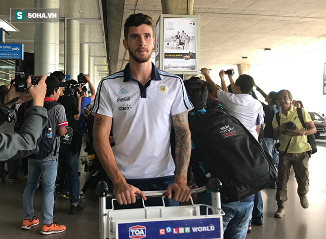 Fan Việt Nam tặng món quà bất ngờ cho U20 Argentina - Ảnh 4.