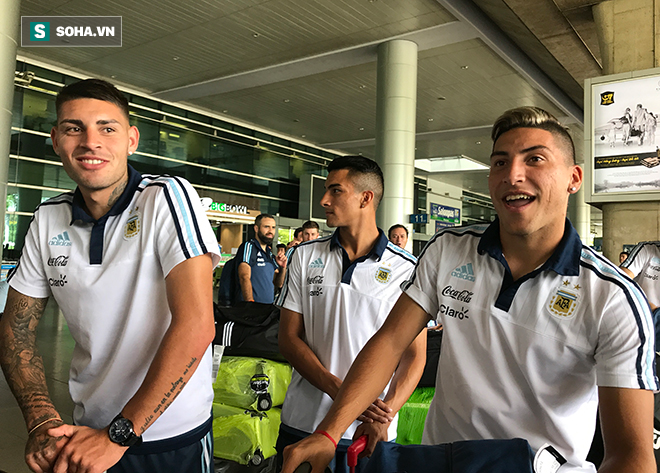 Fan Việt Nam tặng món quà bất ngờ cho U20 Argentina - Ảnh 6.