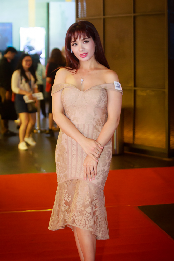 Cựu người mẫu Thúy Hằng gây chú ý vì xinh đẹp và sành điệu - Ảnh 1.