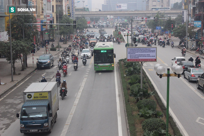 Hàng trăm ôtô nhường đường cho buýt nhanh sau kỳ nghỉ lễ - Ảnh 2.