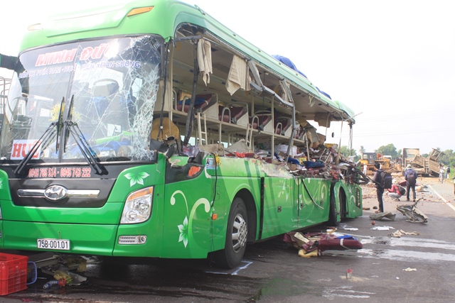 Nhân chứng vụ tai nạn 5 người chết: Người chết, người bị thương, hàng hóa văng tứ tung - Ảnh 1.