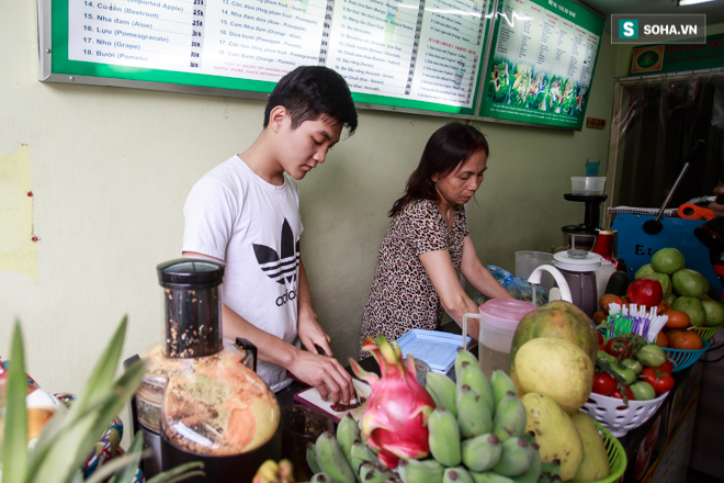 Vợ cố nghệ sĩ Hán Văn Tình bán nước ép trang trải cuộc sống - Ảnh 13.