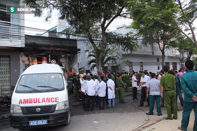 Xe cứu thương đến hiện trường vụ cháy ở Đà Nẵng đưa thi thể các nạn nhân rời khỏi 