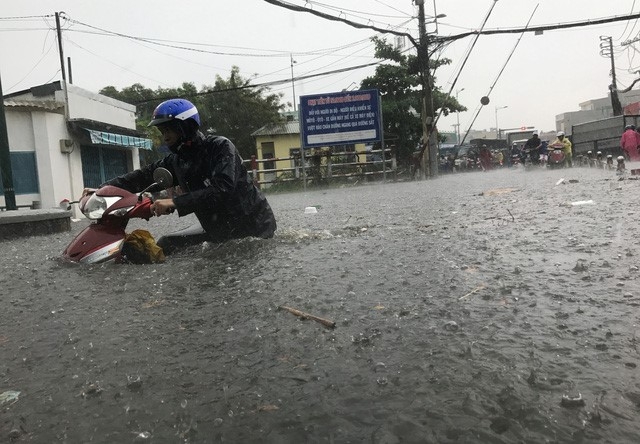 Hàng loạt chuyến bay tại Tân Sơn Nhất bị ảnh hưởng do mưa lớn bất thường - Ảnh 3.